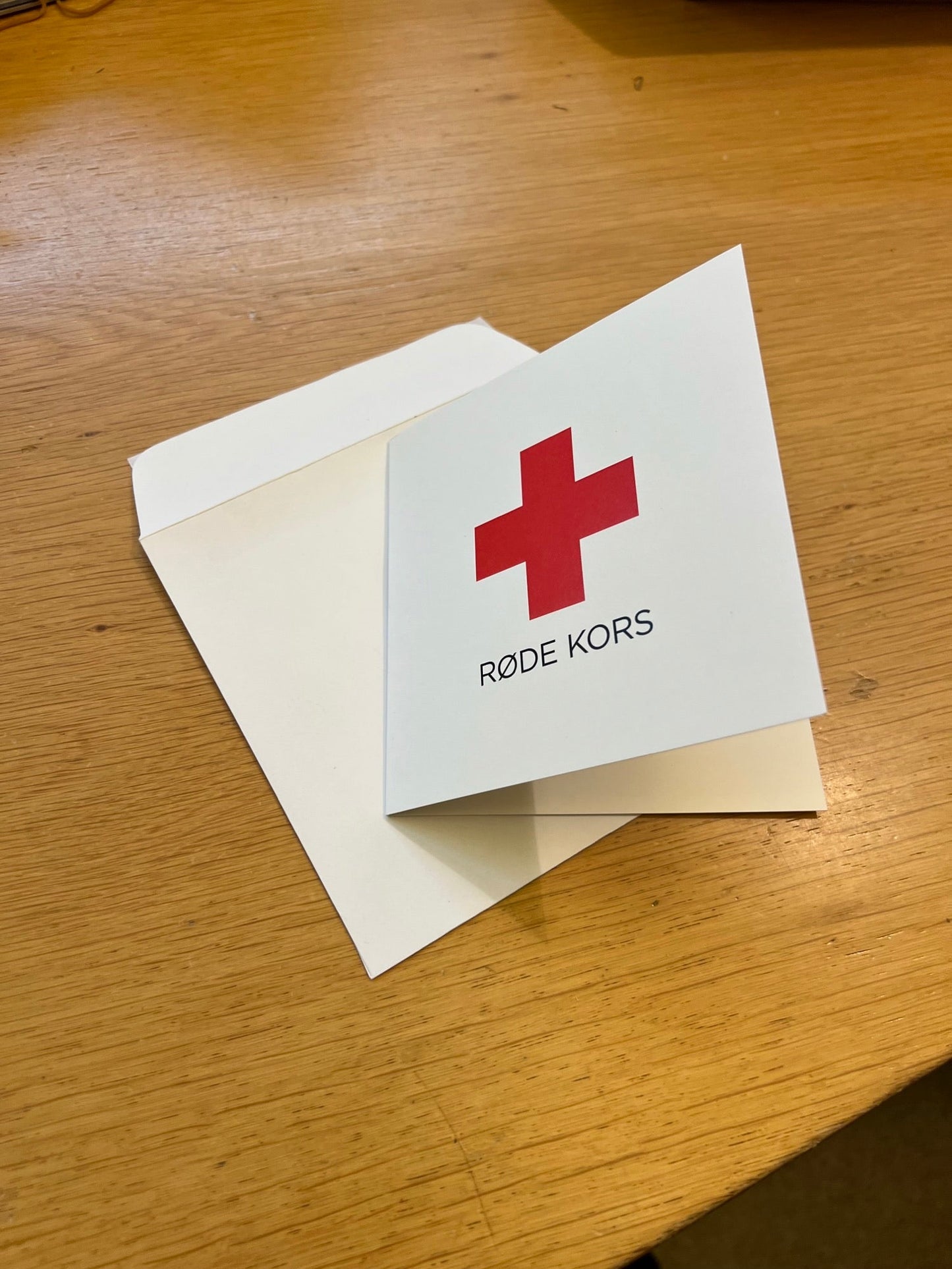Kort med logo samt konvolut