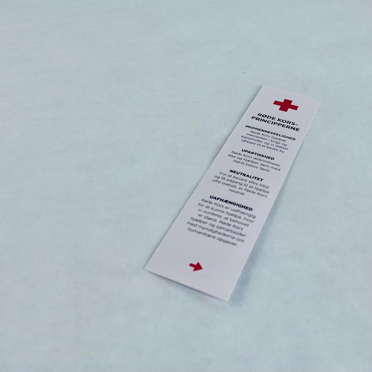 Bogmærke med Røde Kors’ 7 principper